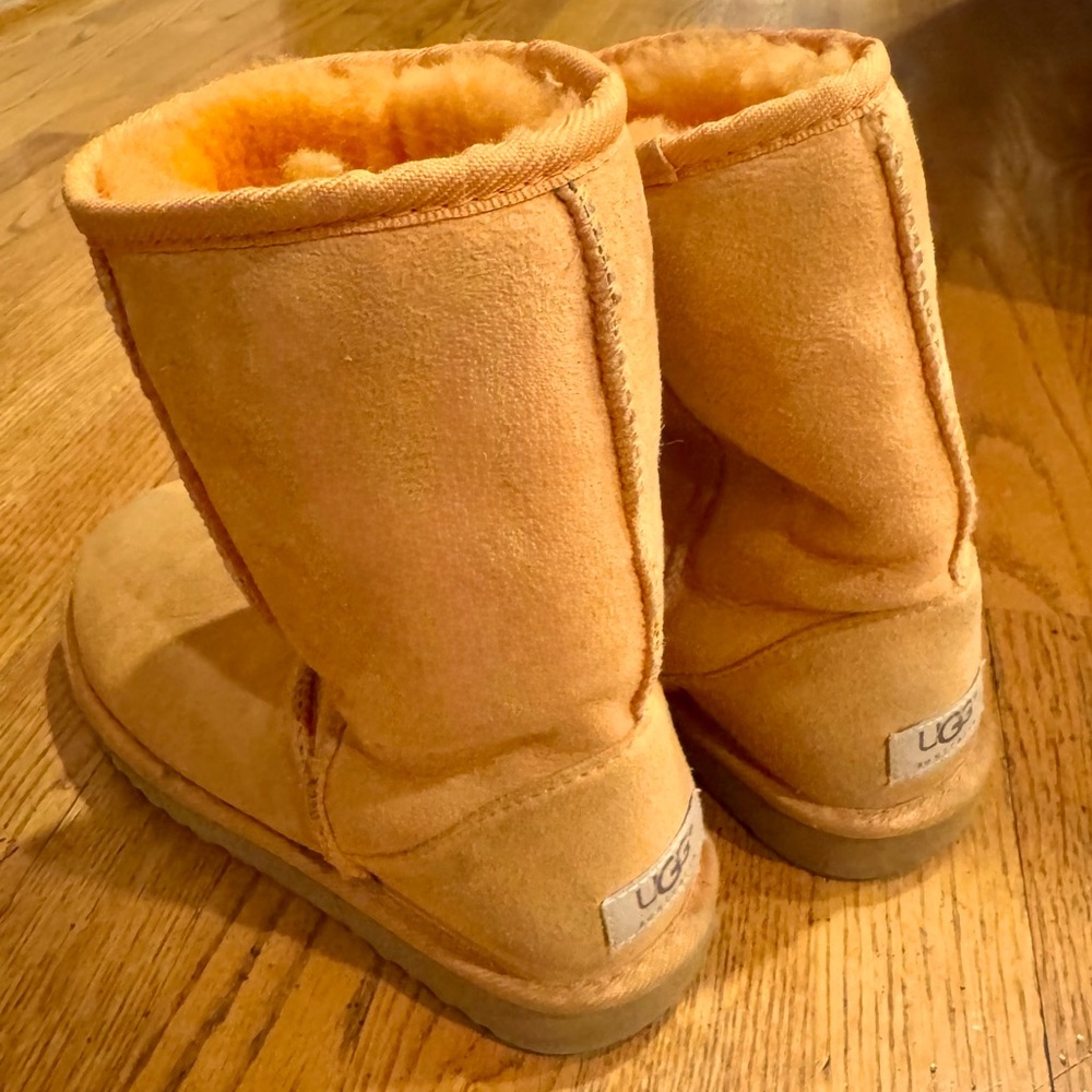 UGG Classic Short - Orange - Women’s Size 6